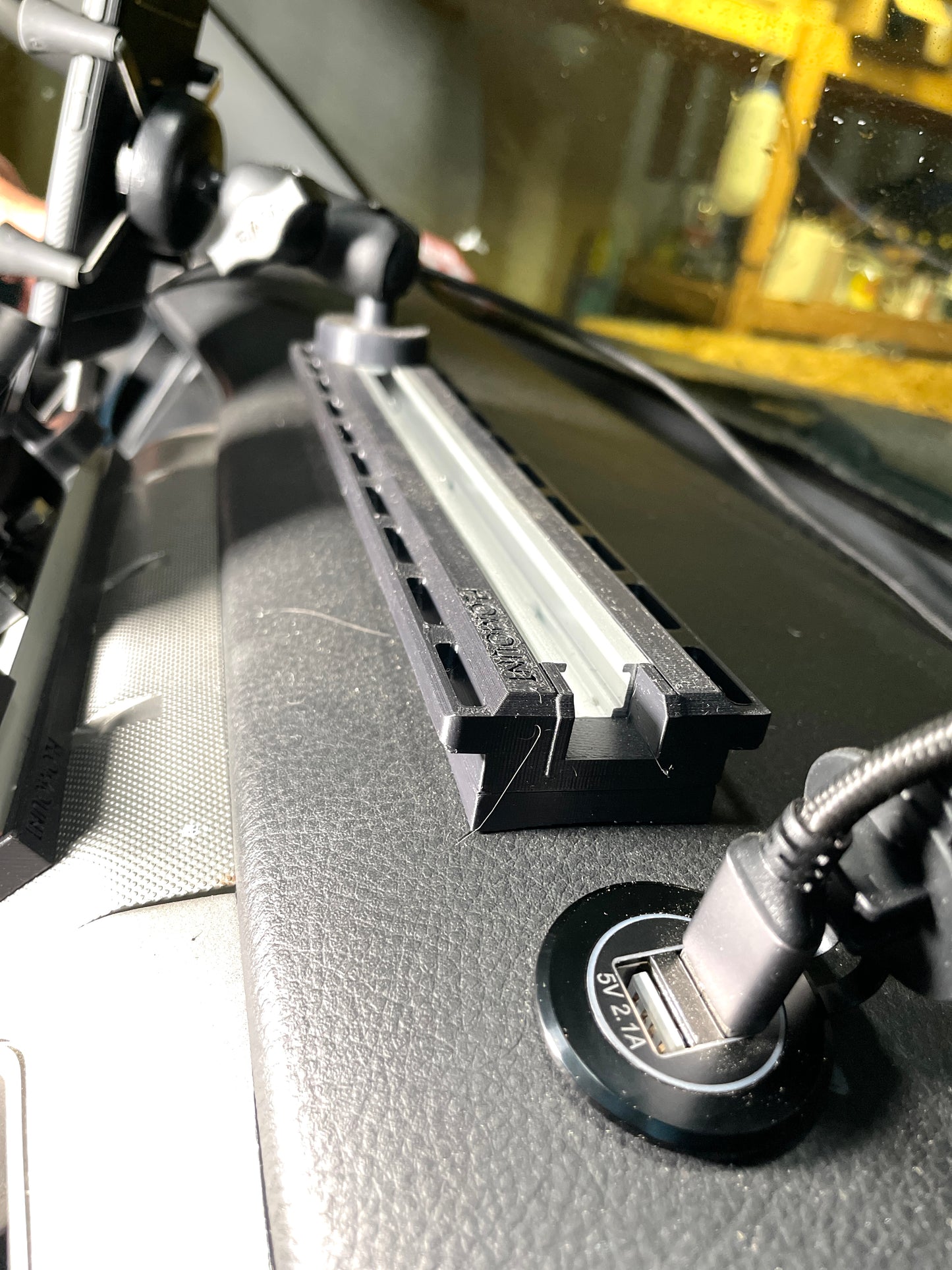 Dashboard Mounted FloMount (2nd Gen Tacoma Only)