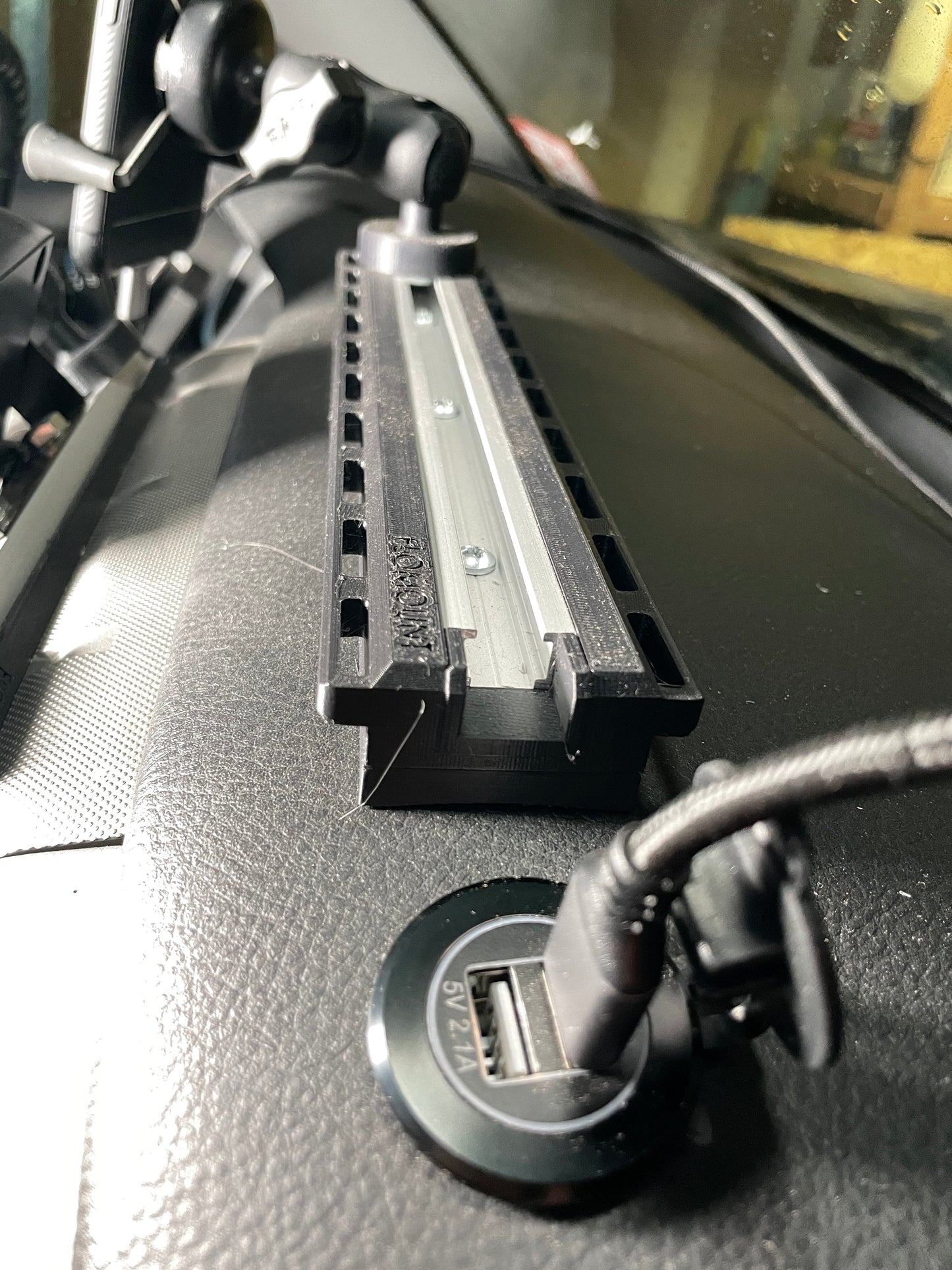 Dashboard Mounted FloMount (2nd Gen Tacoma Only)